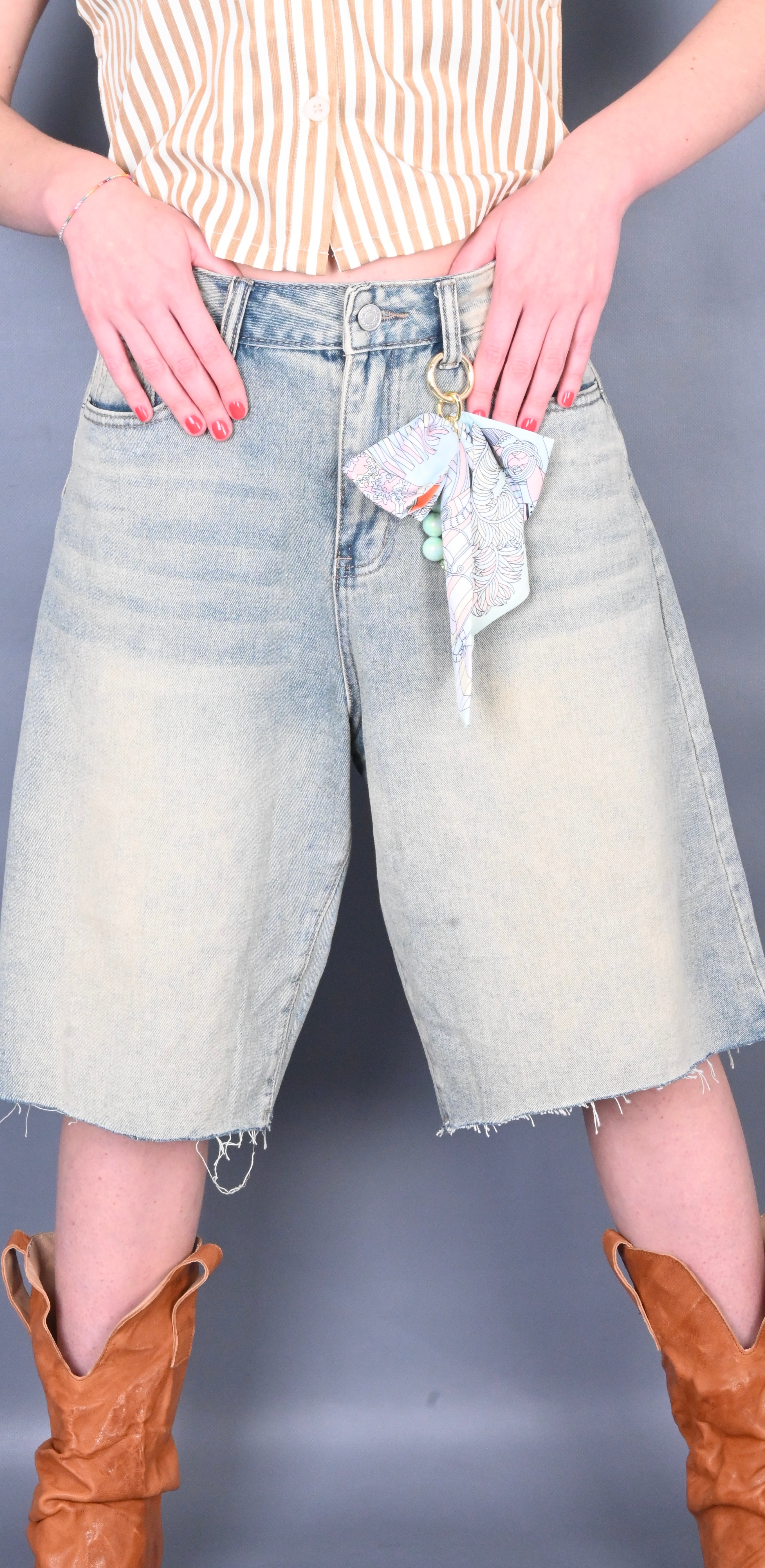 Bermuda jeans sabbiato con fiocco
